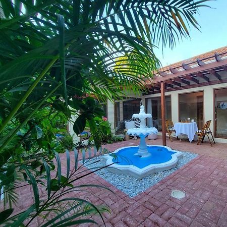 Vive Utila - Bed & Breakfast Екстериор снимка
