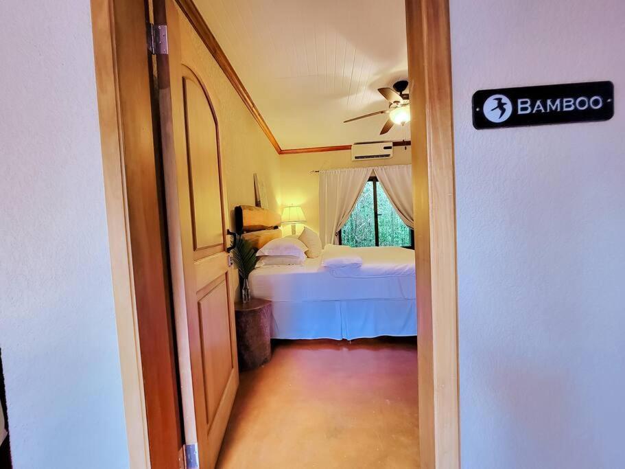 Vive Utila - Bed & Breakfast Екстериор снимка