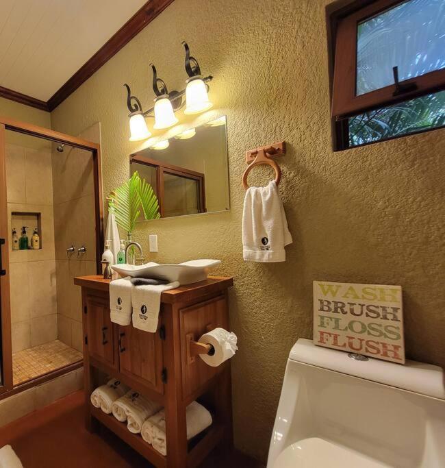 Vive Utila - Bed & Breakfast Екстериор снимка
