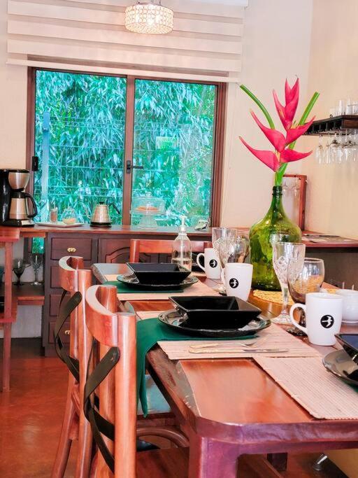Vive Utila - Bed & Breakfast Екстериор снимка