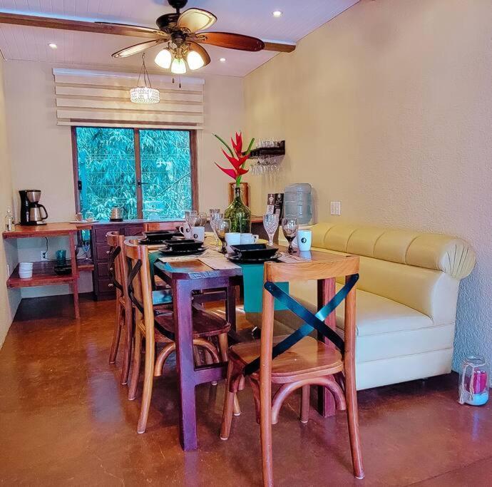 Vive Utila - Bed & Breakfast Екстериор снимка